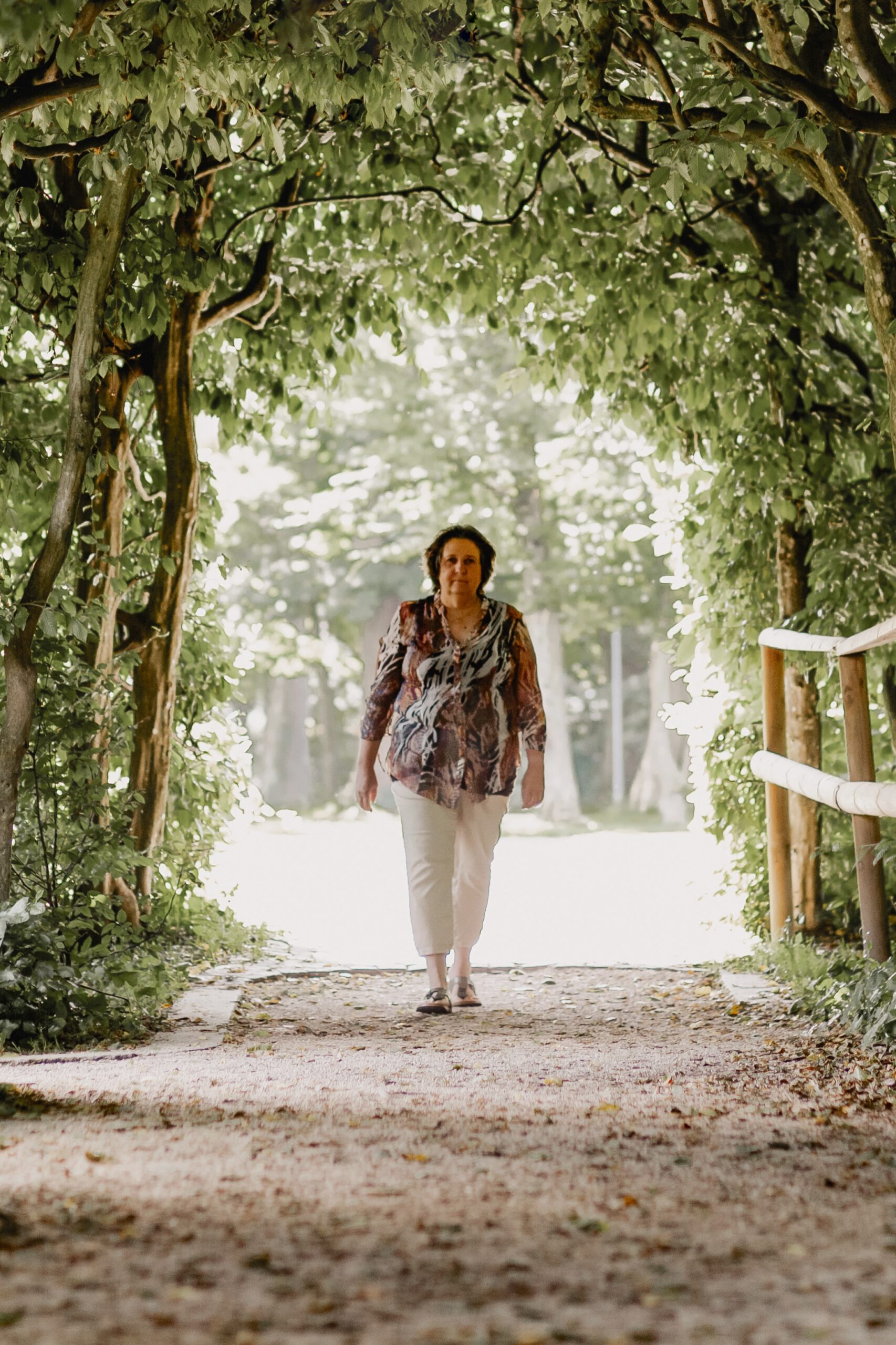 Symbolbild - Edith Baur auf einem Weg im Wald